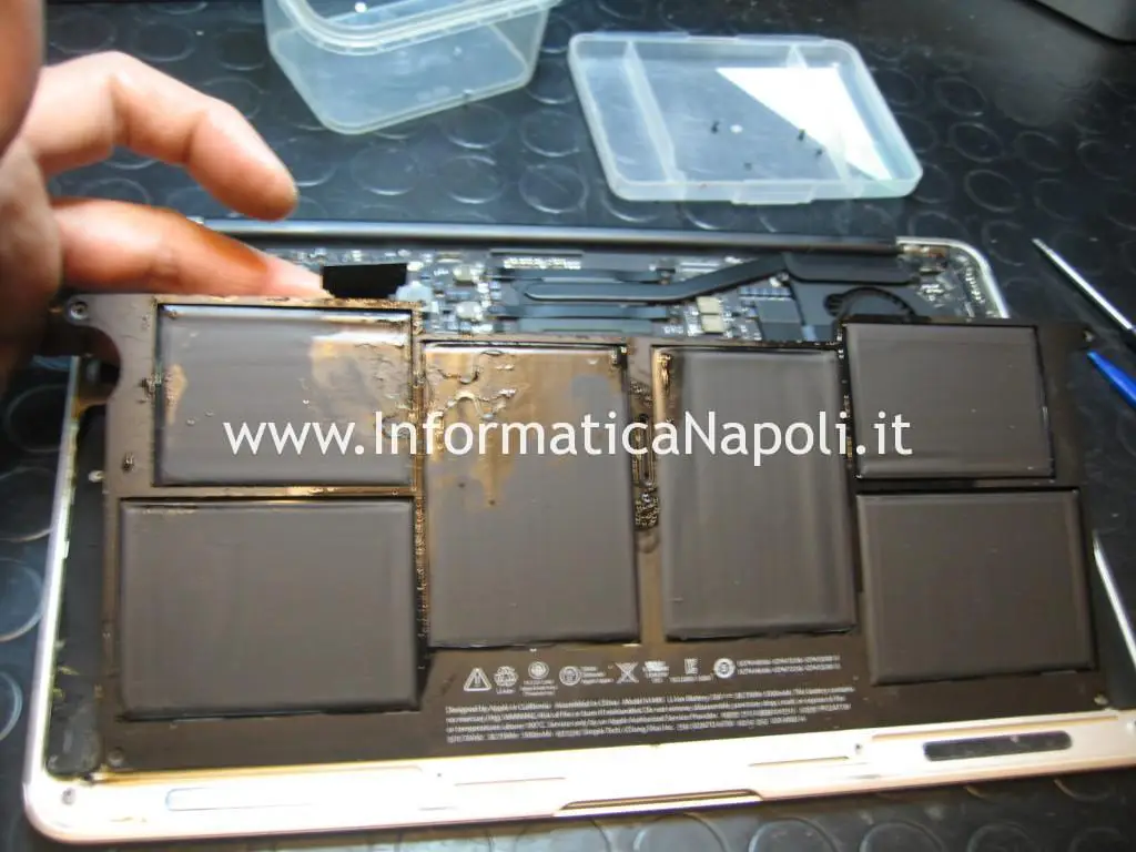 rimozione batteria Apple MacBook AIR 11 A1465 | A1370 EMC 2631