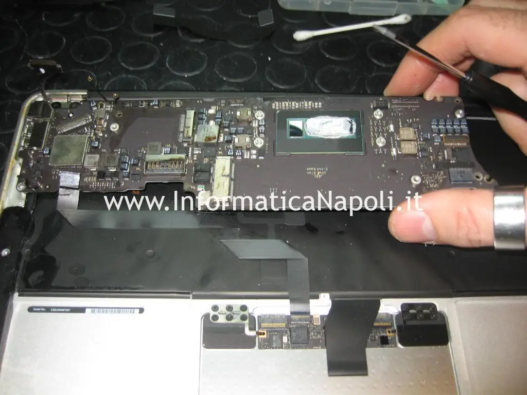smontare rimuovere scheda logica Apple MacBook AIR 11 A1465 | A1370 EMC 2631