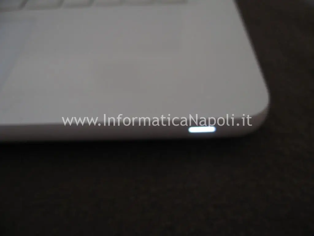 Led acceso Apple MacBook A1342 EMC 2350 Late 2009
