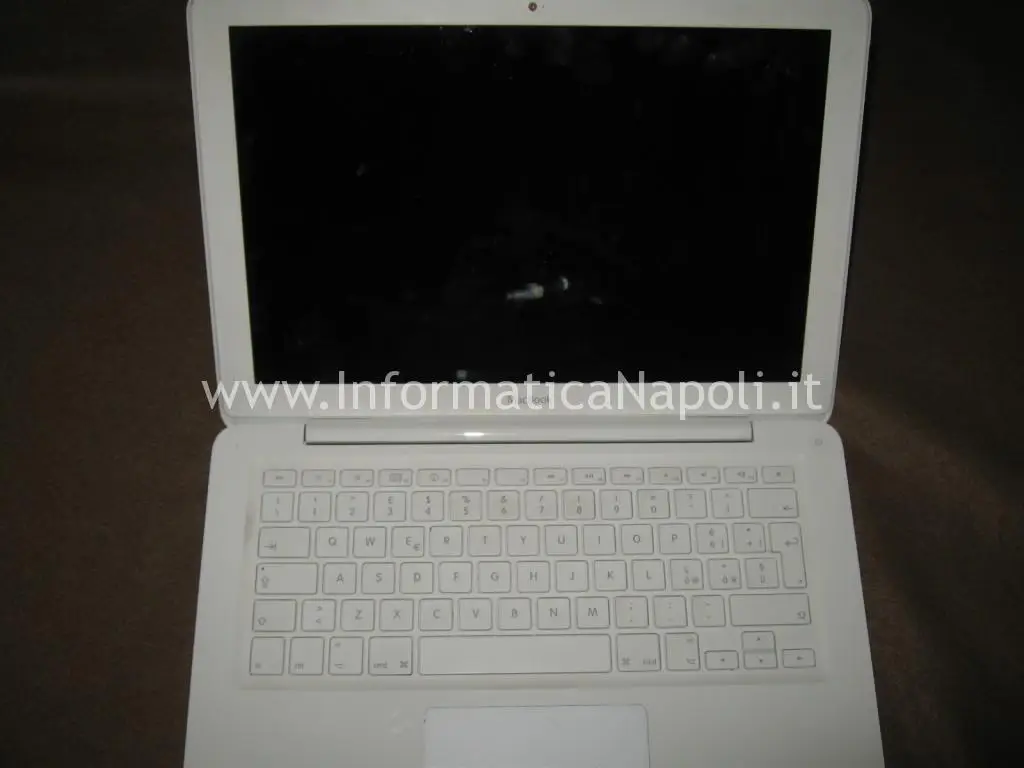 schermo nero Apple MacBook A1342 EMC 2350