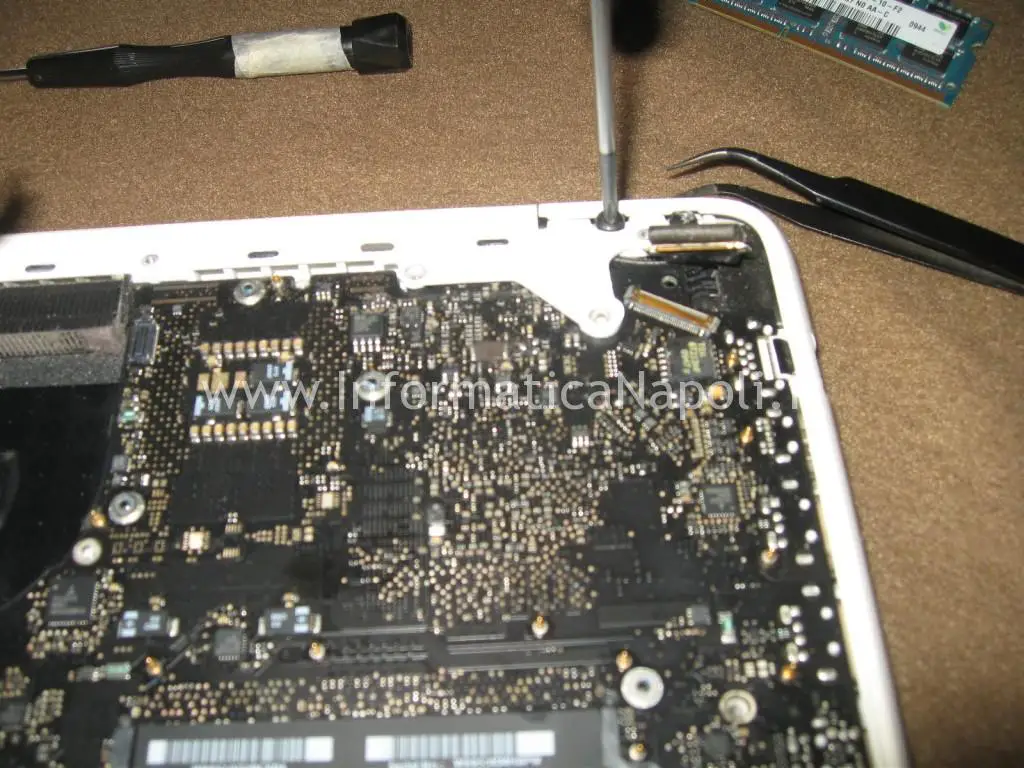 Apple MacBook A1342 13.3 EMC 2350 come ripararlo