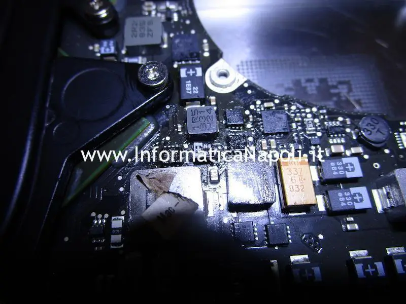In questa foto mostro l'installazione di un condensatore identico all'originale installato su MacBook Pro 15 A1286 del 2008