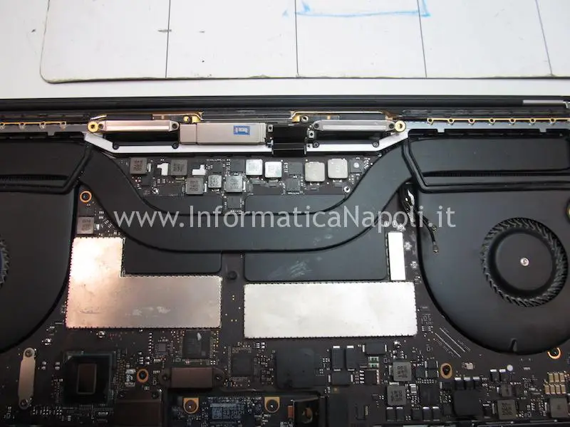 difetto display nuovo macbook pro touch bar A1707 A1708 A1706