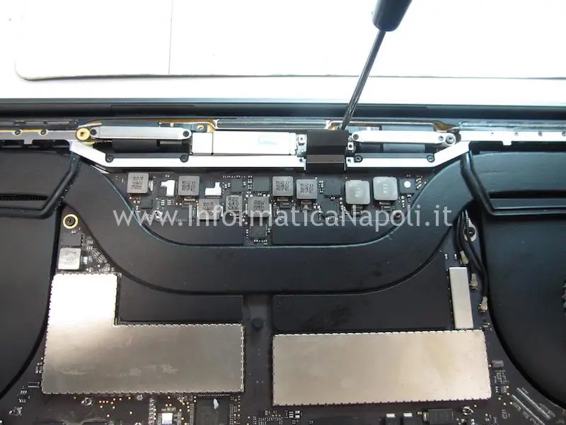assistenza display macbook pro touch bar A1707 A1708 A1706