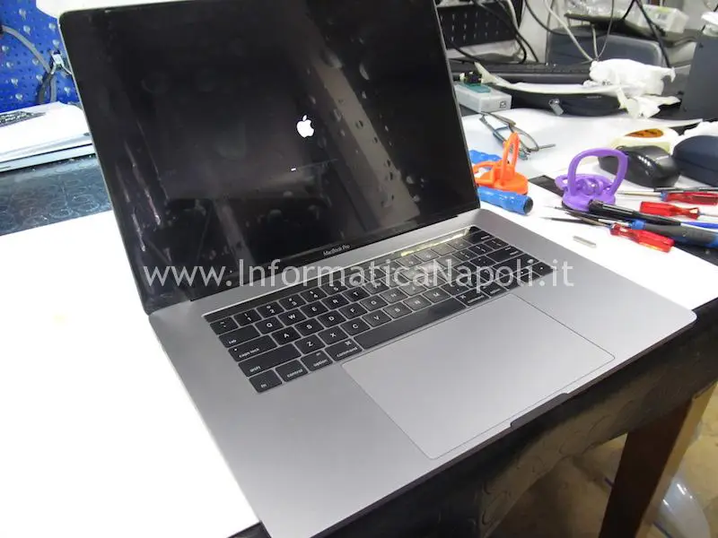 MacBook Pro 15 A1707 touch bar riparato
