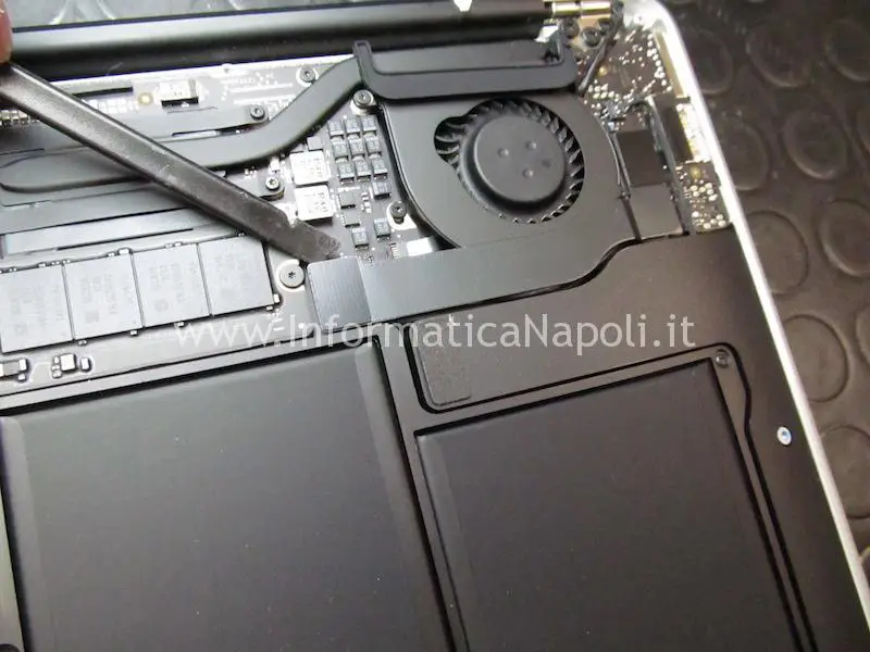 disassemblare macbook air display schermo LCD Macbook Air 13.3" A1466 A1369 Display anno 2013 2014 2015 2016 2017