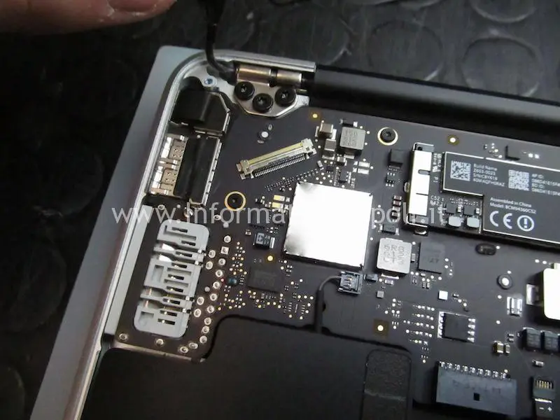 disassemblare macbook air display schermo LCD Macbook Air 13.3" A1466 A1369 Display anno 2013 2014 2