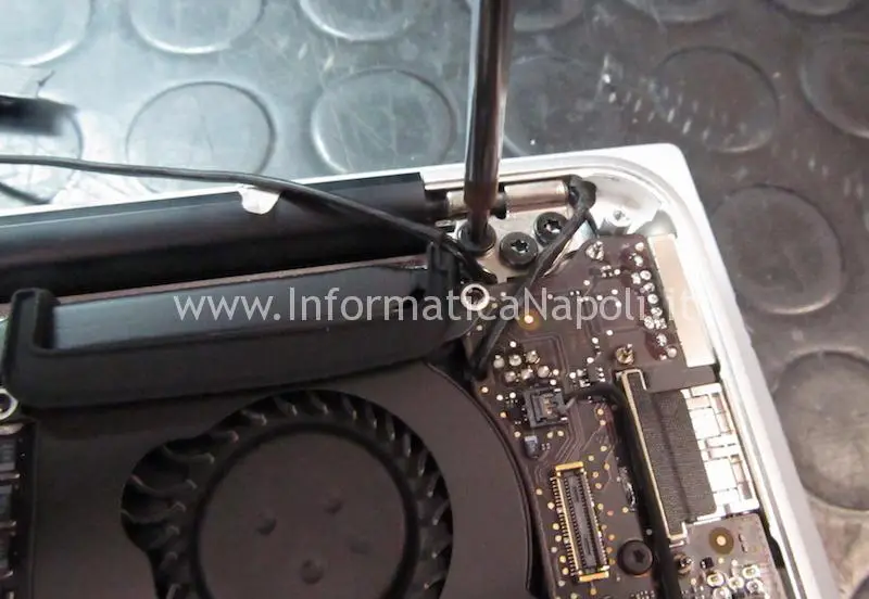 smontare logica macbook air display schermo LCD Macbook Air 13.3" A1466 A1369