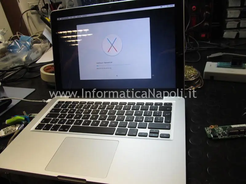 Ripristino macbook 820-3115-B Problema bMacBook Pro 13 A1278 SMC U4900 820-3115-A 820-3115-B Riparato funzionante