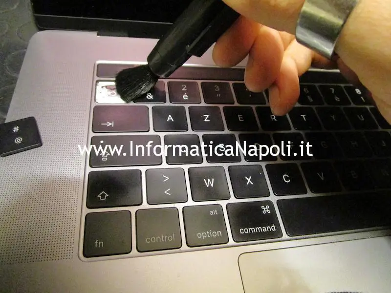 pulire e cambiare tasti esteri MacBook TouchBar A1707 A1706, non touchbar A1708 e MacBook 12 A1534