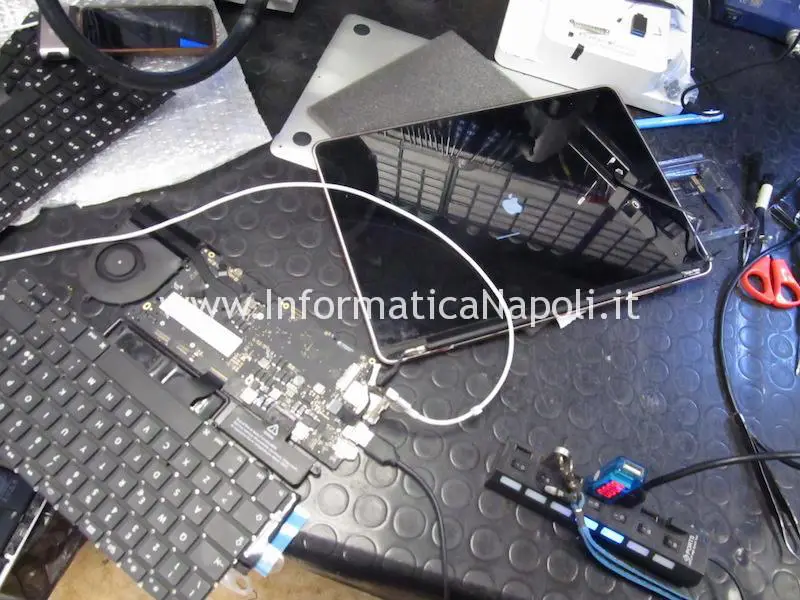 MacBook Pro 13 A1502 non si accende guasto scheda madre motherboard 820-4924-A