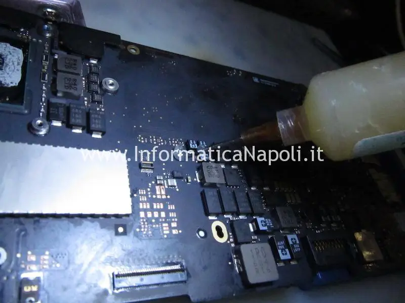 assistenza MacBook Pro 13 A1502 non si accende guasto scheda madre motherboard 820-4924-A