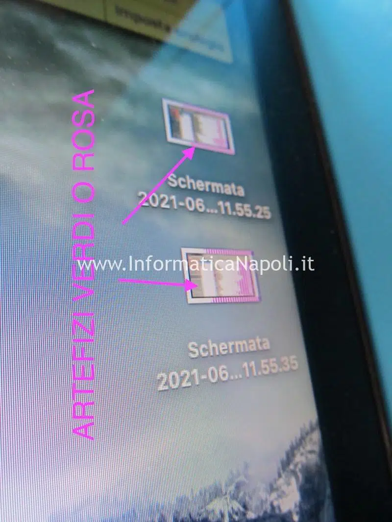 problemi artefizi e righe colorate verdi e rosa su schermo macbook pro 15 17 2008 2009 2010 2011 2012