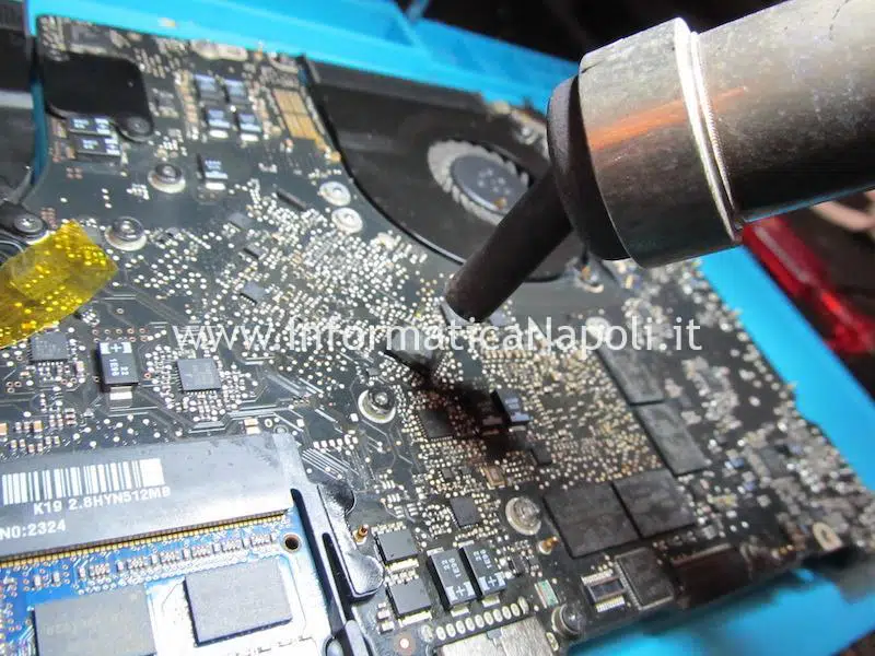 reballing rework chip GMUX problema artefizi schermo macbook pro 15 GMUX U9600 LFXP2