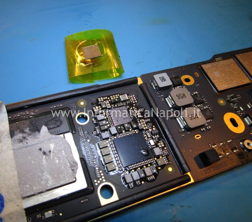 Reballing IC U7700 chip PMU alimentazione Apple macbook air m1 A2337 2020 riparazione assistenza