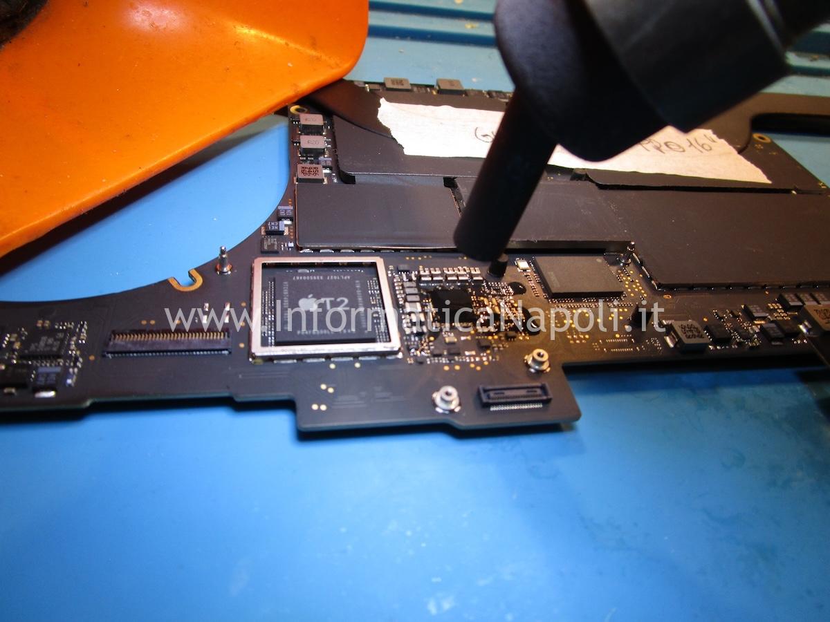 come riparare apple MacBook Pro 16 A2141 820-01700 che non si accende sostituzione U7800 chip PMIC