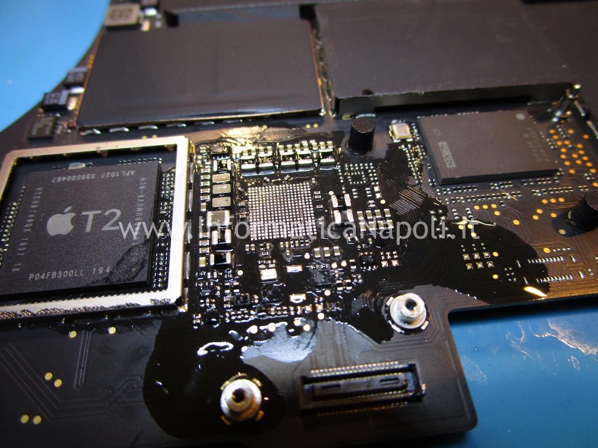 Assistenza Apple MacBook Pro 16 A2141 820-01700 che non si accende sostituzione U7800 chip PMIC