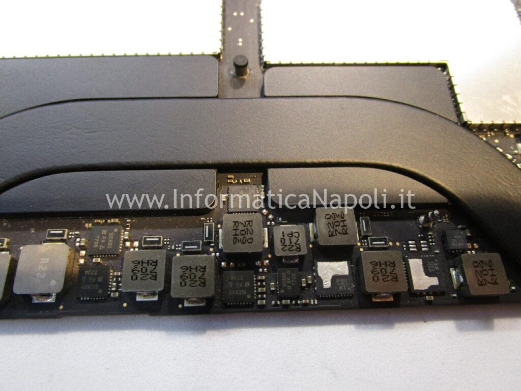 riparazione scheda madre MacBook Pro A1707 nessuna immagine a schermo ma schermo illuminato 820-00928 eDP Mux