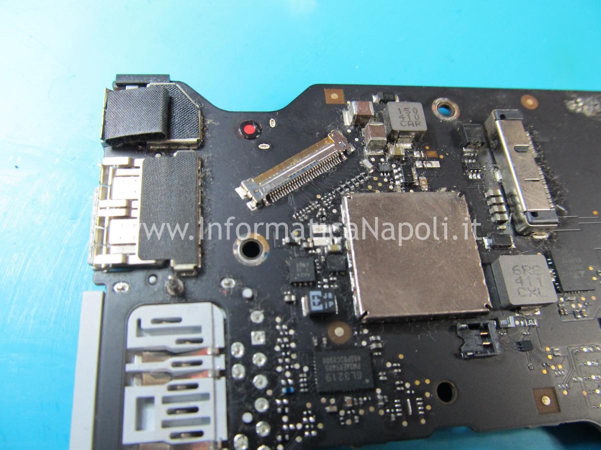 assistenza riparazione danni da ossidazione assistenza apple macbook air A1466 anno 2013 2014 2015 2017